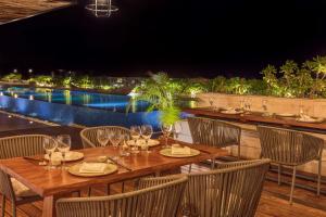 The Yucatan Playa Del Carmen, Tapestry Collection By Hilton内部或周边的泳池