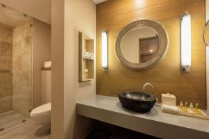 The Yucatan Playa Del Carmen, Tapestry Collection By Hilton的一间浴室