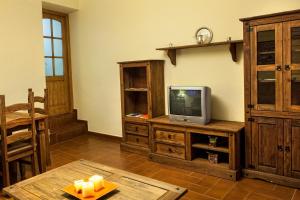 TV a/nebo společenská místnost v ubytování Apartamentos Rurales La Casa de Luis