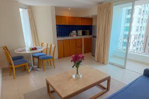 Η κουζίνα ή μικρή κουζίνα στο With Exclusive Beach Access!