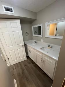 baño con lavabo blanco y puerta blanca en Englewood Beach Bungalow, en Englewood