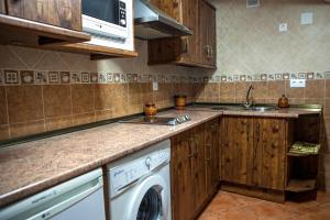 Kuchyň nebo kuchyňský kout v ubytování Apartamentos Rurales La Casa de Luis