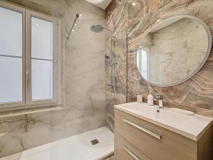 Un baño de Effet Mer - neuf, central, Port, Plage&Palais, clim