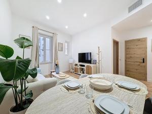 Una televisión o centro de entretenimiento en Effet Mer - neuf, central, Port, Plage&Palais, clim