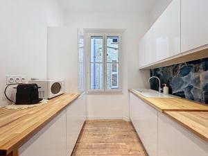 Una cocina o cocineta en Effet Mer - neuf, central, Port, Plage&Palais, clim 16 fotos más