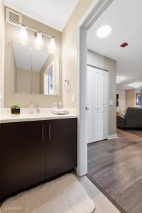 ein Badezimmer mit Waschbecken und Spiegel in der Unterkunft The Bernardin Gold Coast Luxury Apartments Near Magnificent Mile in Chicago + 116 Fotos