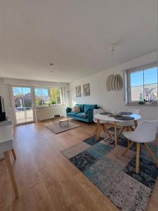 a living room with a table and a couch at Apartment-Rheda Zentral in Rheda-Wiedenbrück