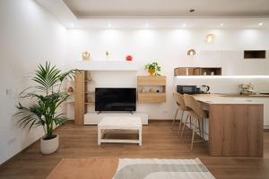 een keuken en woonkamer met een tafel en stoelen bij Trulli Magda in Martina Franca