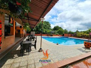 Bazén v ubytování Hotel Phenix nebo v jeho okolí