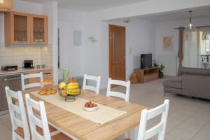 - une cuisine avec une table en bois et un bol de fruits dans l'établissement Phoenix Apartment, à Ierápetra