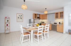 une cuisine avec une table et des chaises en bois dans l'établissement Phoenix Apartment, à Ierápetra