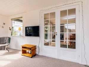 un soggiorno con porta bianca e tavolo di 5 person holiday home in Middelfart-By Traum a Middelfart