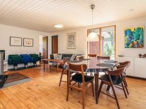 Ruang duduk di 6 person holiday home in Asperup