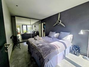 Giường trong phòng chung tại Rouen centre avec Sauna - Jacuzzi - Parking - 5 étoiles