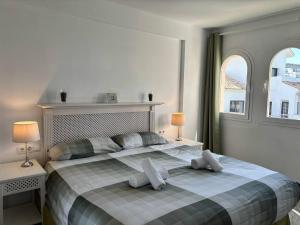 A bed or beds in a room at Diletta Beach Estepona Még 37 kép