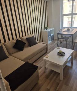 ein Wohnzimmer mit Sofa und Tisch in der Unterkunft Prime city centre apartment! in Manchester