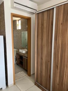 Et badeværelse på Flat alto padrão na melhor localização da cidade