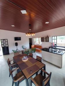 a living room with a table and a kitchen at Casa Jaguar Viotá in Viotá