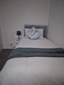 Gallery image of Crystal Home- Ashton-Under-Lyne, Manchester in Stalybridge