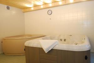 La salle de bains est pourvue d'une baignoire et de toilettes. dans l'établissement Village vacances de Valmeinier "Les Angeliers", à Valmeinier