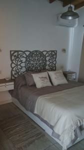 Una cama con dos almohadas encima en un dormitorio. en Cabaña La Resolana, en Tandil