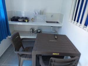 a table and chairs in a small room at Villacentro in Estación El Salto