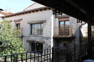 an old house with a fence in front of it at Las cabachuelas casas rurales in San Miguel de Valero