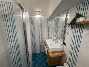 une salle de bain avec un lavabo et une douche dans l'établissement Moressa, à Praiano 20 autres photos