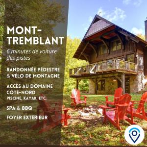 znak ośrodka wypoczynkowego Mont Tremblant z czerwonymi krzesłami i kabiną w obiekcie Be zen with nature & enjoy private hot tub w mieście Lac-Superieur