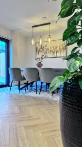 Posezení v ubytování Double bedroom with private bathroom close to city center