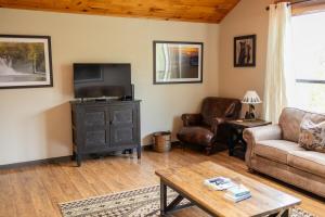 Μια τηλεόραση ή/και κέντρο ψυχαγωγίας στο Private cabin in the Smokies!