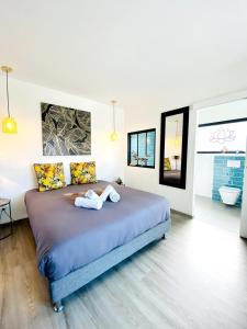 a bedroom with a bed with two towels on it at Villa chic & Zen - Workation - Plage à 10min in Vaux-sur-Mer