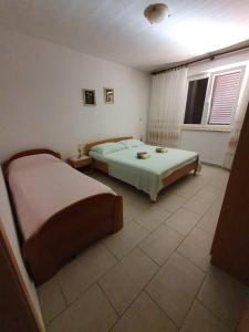 Łóżko lub łóżka w pokoju w obiekcie Apartments by the sea Stara Novalja, Pag - 13938