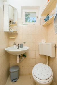 Koupelna v ubytování Seaside holiday house Okrug Donji, Ciovo - 2403