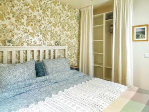 Una cama o camas en una habitación de The Blomsholm Cabin - Recharge Your Electric Car
