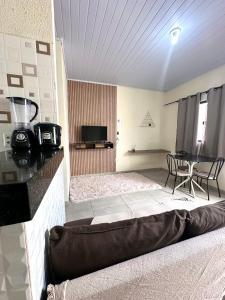 uma sala de estar com um sofá e uma mesa em Residencial Davisis - Parada do Jalapão em Palmas
