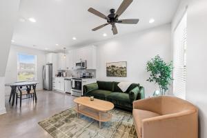 sala de estar con sofá verde y ventilador de techo en Boudin House Luxury Amenities Prime Location WiFi, en Lafayette