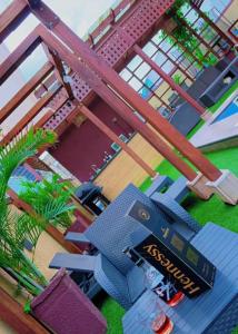 un pistolet Lego est posé sur une aire de jeux dans l'établissement De-Image Villa, à Apenkwa