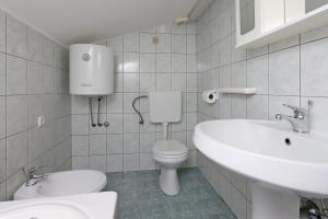 Koupelna v ubytování Apartments with parking space Mundanije, Rab - 21543