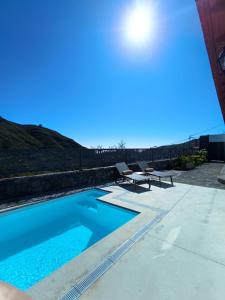 una piscina al costado de un edificio en Natura Luxury, en Las Lagunetas