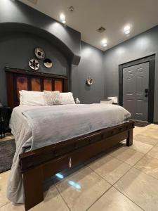 Voodi või voodid majutusasutuse Sunset Suite - Cave Creek Guest Suites toas