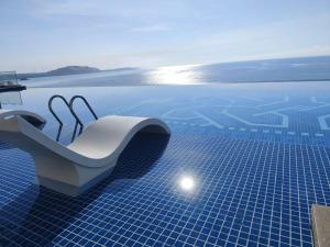 Mandala Beachfront Mui Ne - TanThanh Condotel في موي ني: مسبح بنصه جلسة