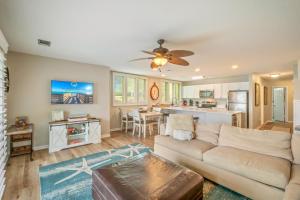 Una sala de estar con un sofá y una cocina. en Seascape Boardwalk Villa 199, en Destin