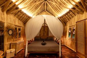 Ένα ή περισσότερα κρεβάτια σε δωμάτιο στο Maya Eco Retreat Bamboo Hotel