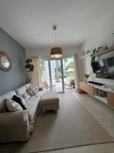 プンタ・カナにあるRelax in Cana Pearl, Punta Canaのソファと薄型テレビのあるリビングルーム