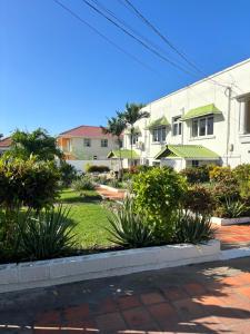 Κήπος έξω από το Rose Apartments Barbados