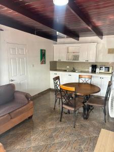 Η κουζίνα ή μικρή κουζίνα στο Rose Apartments Barbados