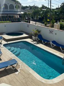Πισίνα στο ή κοντά στο Rose Apartments Barbados