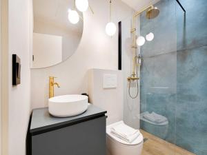 Un baño con lavabo y ducha en Classy studio- Gare de Lyon Bastille, en París