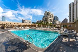 ホノルルにあるAla Moana Hotel Condo 15th floorの市街のスカイラインを望むスイミングプール(椅子付)